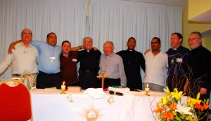El Padre Alberto en abrazo fraterno con los predicadores de diversas denominaciones cristianas en el VI Retiro Latinoamericano de la VVeD.